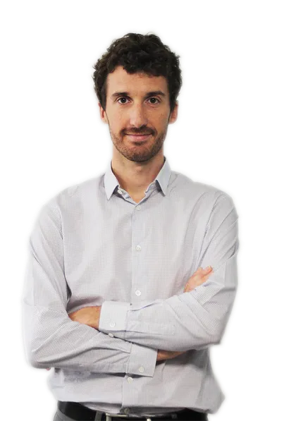 Le Dr Nicolas Carrabin, debout, bras croisés